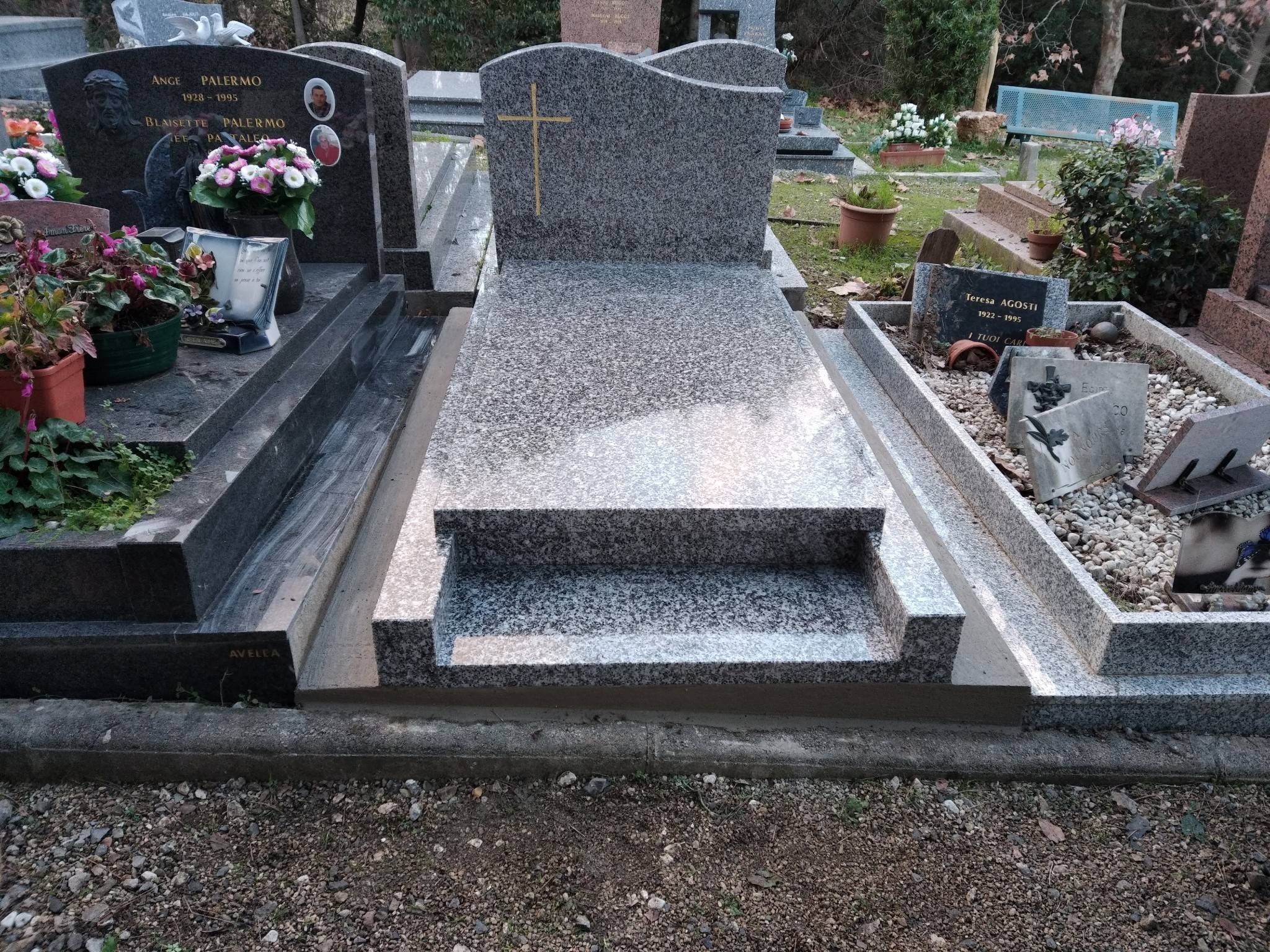 Monument Miroda avec stèle en Gris du Tarn, cimetière dans les Alpes-Maritimes (06)